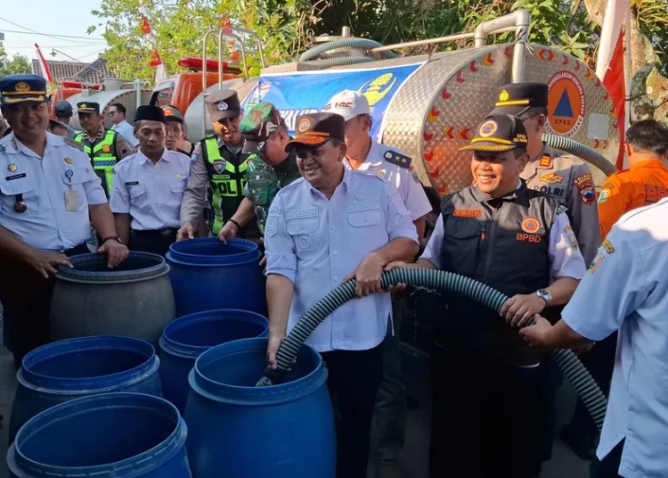 Pemkab Semarang droping air bersih di Dusun Bulu, Desa Dadapayam, Kecamatan Suruh, Kabupaten Semarang. Foto : Lingkar Network / Hesty Imaniar