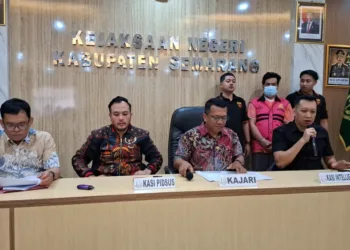 Kajari Kabupaten Semarang, Dohar Nainggolan menggelar konferensi pers tindak pidana korupsi penyalahgunaan kredit PT Perkebunan Nusantara IX Warnasari, Kabupaten. Foto : Lingkar Network/ Hesty Imaniar
