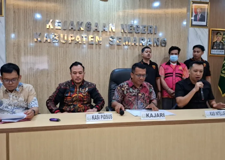 Kajari Kabupaten Semarang, Dohar Nainggolan menggelar konferensi pers tindak pidana korupsi penyalahgunaan kredit PT Perkebunan Nusantara IX Warnasari, Kabupaten. Foto : Lingkar Network/ Hesty Imaniar