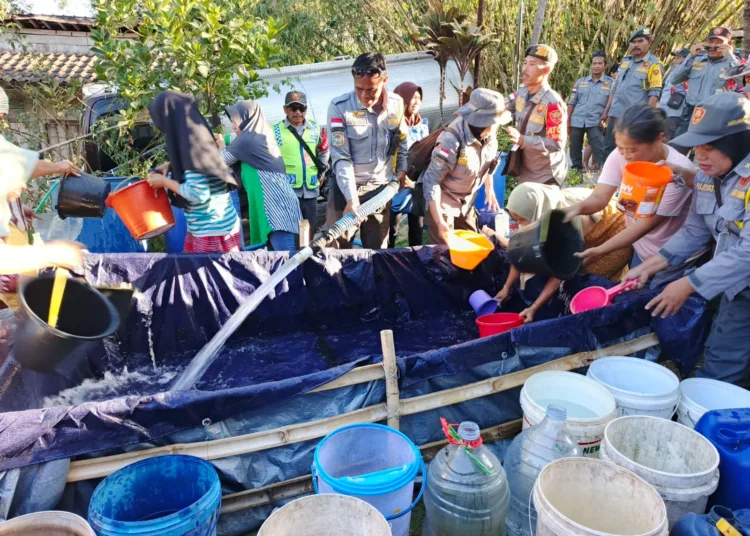 Anggota Satlinmas Kabupaten Semarang melakukan droping air bersih hasil donasi bersama ke sejumlah wilayah terdampak kekeringan. Foto : Lingkar Network /Hesty Imaniar