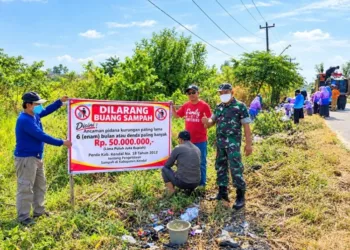 Pemasangan banner peringatan larangan buang sampah yang dipasang Dinas Lingkungan Hidup Kabupaten Kendal di tepi Jalan Raya Glagah Gemuh, tepatnya di wilayah Pengerdawung, Kecamatan Ringinarum, Sabtu 12 September 2026. (Anik Kustiani/Lingkarjateng.id)