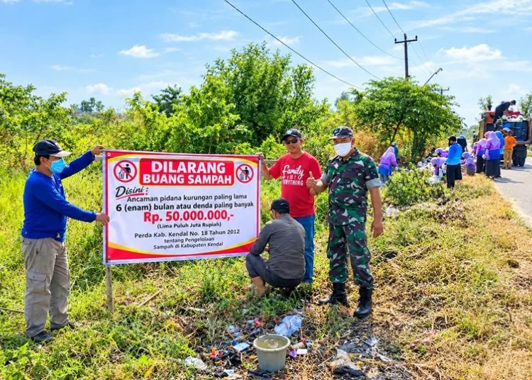 Pemasangan banner peringatan larangan buang sampah yang dipasang Dinas Lingkungan Hidup Kabupaten Kendal di tepi Jalan Raya Glagah Gemuh, tepatnya di wilayah Pengerdawung, Kecamatan Ringinarum, Sabtu 12 September 2026. (Anik Kustiani/Lingkarjateng.id)