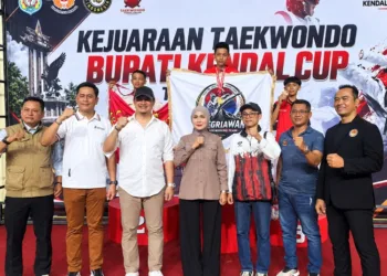 Bupati Kendal, Dyah Kartika Permanasari, menutup kejuaraan taekwondo Bupati Kendal Cup 2026 di GOR Sport Centre Stadion Kebondalem Kendal, Sabtu, 12 September 2026. (Anik Kustiani/Lingkarjateng.id)