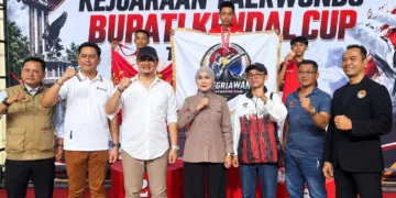 Bupati Kendal, Dyah Kartika Permanasari, menutup kejuaraan taekwondo Bupati Kendal Cup 2026 di GOR Sport Centre Stadion Kebondalem Kendal, Sabtu, 12 September 2026. (Anik Kustiani/Lingkarjateng.id)