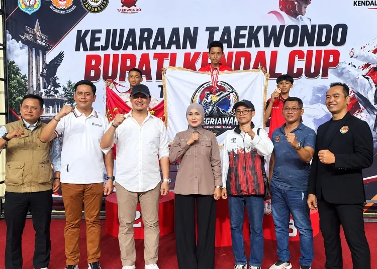 Bupati Kendal, Dyah Kartika Permanasari, menutup kejuaraan taekwondo Bupati Kendal Cup 2026 di GOR Sport Centre Stadion Kebondalem Kendal, Sabtu, 12 September 2026. (Anik Kustiani/Lingkarjateng.id)