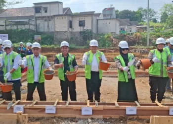 Bupati Semarang dan jajaran Forkopimda, bersama PT Jasa Marga Jogja-Bawen saat groundbreaking sejumlah fasilitas umum dan fasilitas sosial pengganti terdampak proyek strategis nasional Jalan Tol Bawen-Yogyakarta. Foto : Lingkar Network / Hesty Imaniar