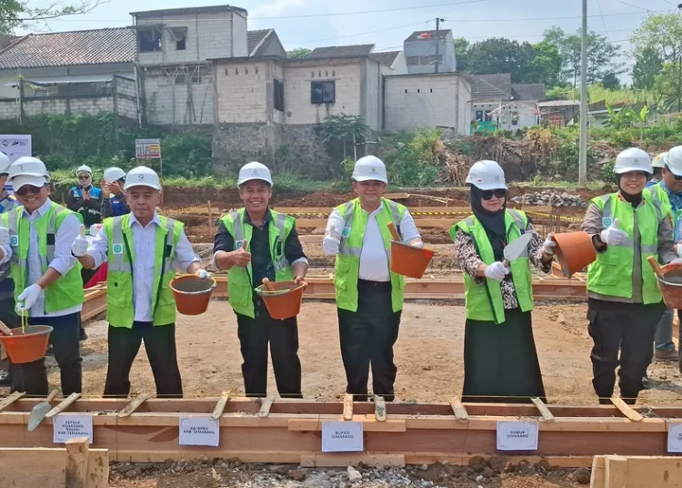 Bupati Semarang dan jajaran Forkopimda, bersama PT Jasa Marga Jogja-Bawen saat groundbreaking sejumlah fasilitas umum dan fasilitas sosial pengganti terdampak proyek strategis nasional Jalan Tol Bawen-Yogyakarta. Foto : Lingkar Network / Hesty Imaniar