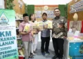 Wakil Gubernur Jawa Tengah Taj Yasin Maimoen (kanan) mengunjungi ssalah satu tenant pameran MTQ Nasional di kawasan eks parkir Plaza Semarang baru-baru ini. (Humas Pemprov Jateng)
