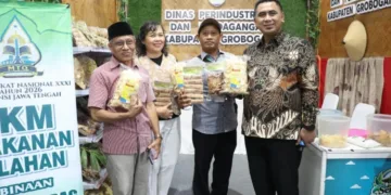 Wakil Gubernur Jawa Tengah Taj Yasin Maimoen (kanan) mengunjungi ssalah satu tenant pameran MTQ Nasional di kawasan eks parkir Plaza Semarang baru-baru ini. (Humas Pemprov Jateng)