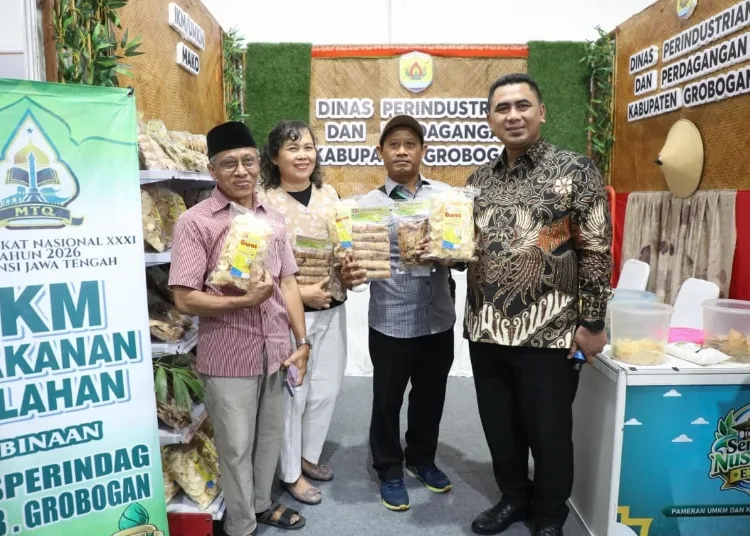 Wakil Gubernur Jawa Tengah Taj Yasin Maimoen (kanan) mengunjungi ssalah satu tenant pameran MTQ Nasional di kawasan eks parkir Plaza Semarang baru-baru ini. (Humas Pemprov Jateng)