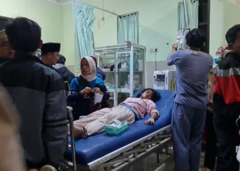 Para korban keracunan menu MBG saat mendaoat perawatan medis. Foto : Dok.Pribadi/Lingkar