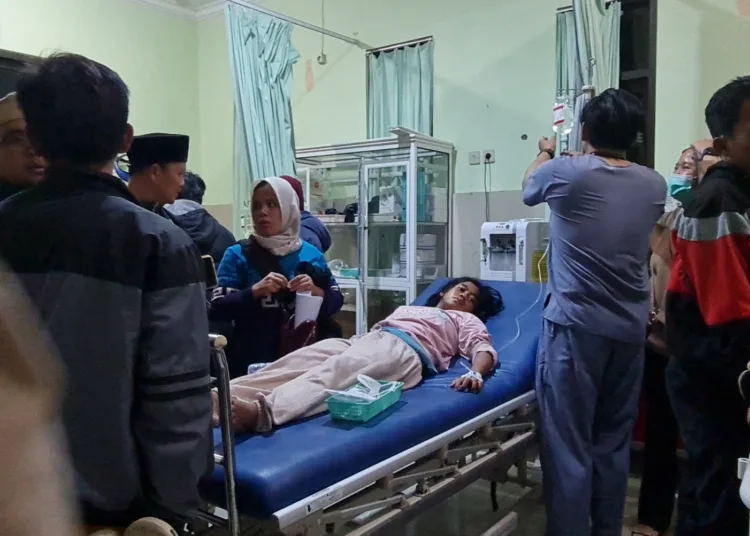 Para korban keracunan menu MBG saat mendaoat perawatan medis. Foto : Dok.Pribadi/Lingkar