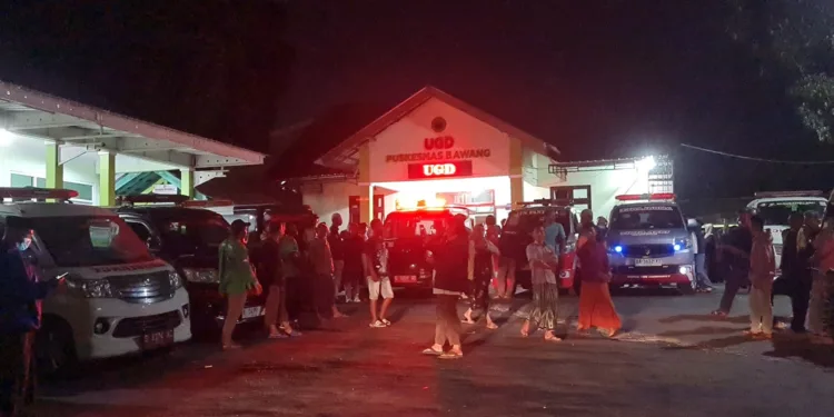 Suasana IGD Puskesmas Bawang ramai dipenuhi mobil ambulance dan warga untuk membawa korban keracunan di rujuk ke sejumlah RS. Foto : Dok.Pribadi/Lingkar