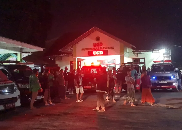 Suasana IGD Puskesmas Bawang ramai dipenuhi mobil ambulance dan warga untuk membawa korban keracunan di rujuk ke sejumlah RS. Foto : Dok.Pribadi/Lingkar