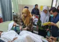 Korban keracunan MBG saat ditangani tim medis di IGD Puskesmas Bawang. Foto : Dok.Pribadi/Lingkar
