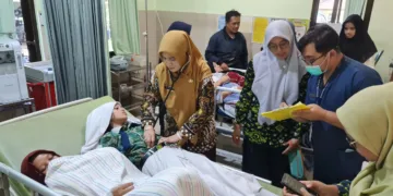 Korban keracunan MBG saat ditangani tim medis di IGD Puskesmas Bawang. Foto : Dok.Pribadi/Lingkar