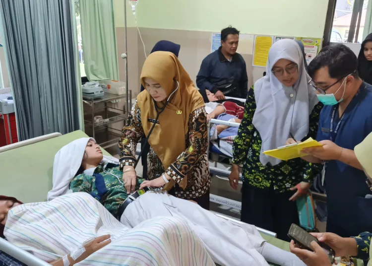 Korban keracunan MBG saat ditangani tim medis di IGD Puskesmas Bawang. Foto : Dok.Pribadi/Lingkar