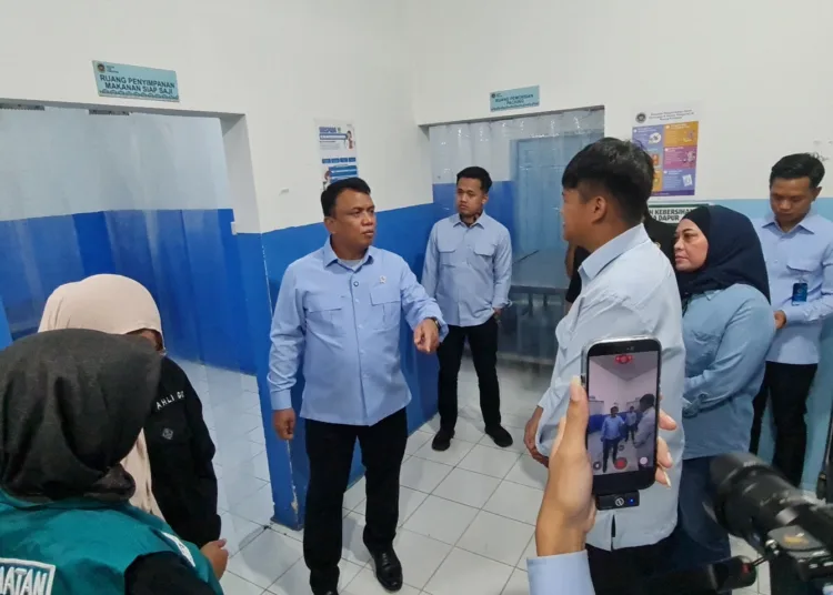 Wakil Kepala BGN Mayjen (Purn) TNI. Trenggono saat sidak di SPPG Bawang, Sabtu (26/9). Foto : Dok.Lingkar Jateng.id