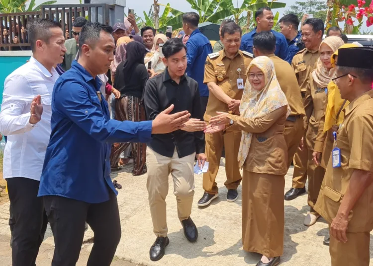 Wapres Gibran didampingi Gubernur Jateng Ahmad Lutfi dan Bupati Batang Faiz Kurnaiawan saat berkunjung ke SDN Pasusukan, bawang, Senin (28/9). Foto : Dok.Lingkarjateng