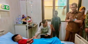 Gubernur Jawa Tengah Ahmad Luthfi menjenguk korban keracunan MBG di Kecamatan Bawang, Kabupaten Batang pada Senin, 28 September 2026. (Dok for Lingkarjateng.id)