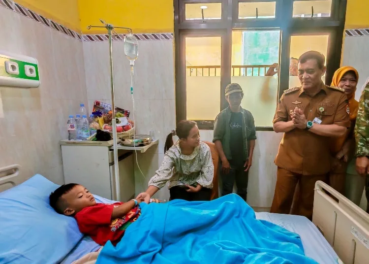 Gubernur Jawa Tengah Ahmad Luthfi menjenguk korban keracunan MBG di Kecamatan Bawang, Kabupaten Batang pada Senin, 28 September 2026. (Dok for Lingkarjateng.id)