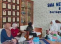 Kepala SMAN 1 Lasem Juhartutik memberikan keterangan terkait perkembangan siswa pascakejadian dugaan keracunan menu program makan bergizi gratis, Jumat, 4 September 2026. (Vicky Rio/Lingkarjateng.id)