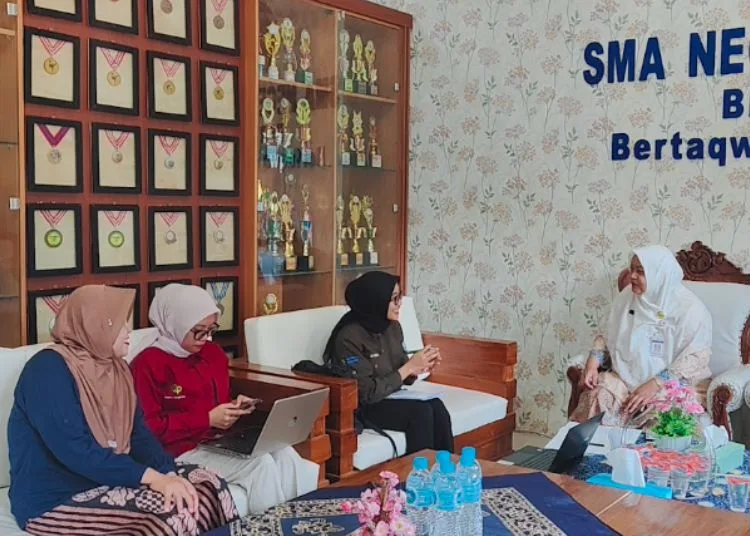 Kepala SMAN 1 Lasem Juhartutik memberikan keterangan terkait perkembangan siswa pascakejadian dugaan keracunan menu program makan bergizi gratis, Jumat, 4 September 2026. (Vicky Rio/Lingkarjateng.id)
