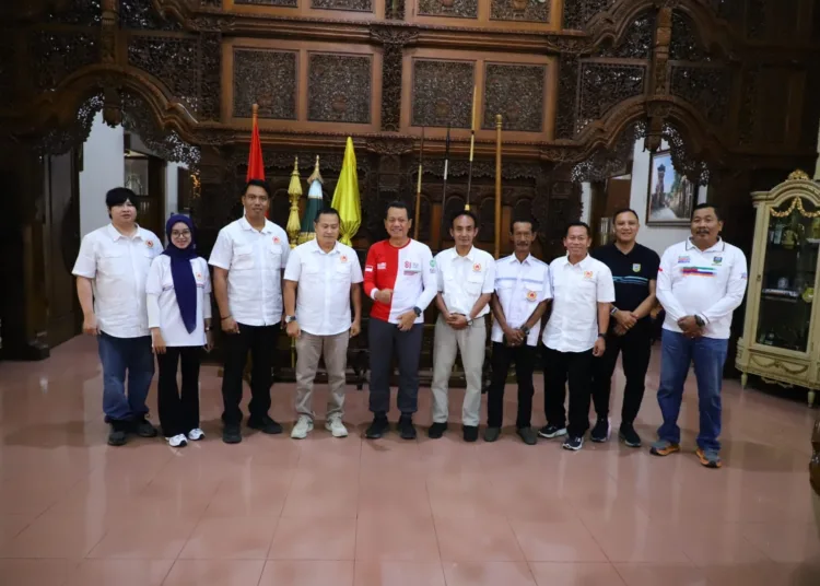 KONI Kabupaten Kudus saat melakukan audiensi bersama Bupati Kudus Sam’ani Intakoris di Pendopo Kabupaten Kudus, Jumat (9/10). Foto : Nisa Hafizhotus Syarifa/Lingkar