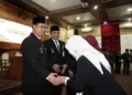 Bupati Jepara, Witiarso Utomo, memberikan selamat kepada pejabat yang menjalani rotasi di Gedung Shima Jepara pada Rabu, 9 September 2026. (Tomi Budianto/Harianmuria.com)