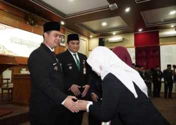 Bupati Jepara, Witiarso Utomo, memberikan selamat kepada pejabat yang menjalani rotasi di Gedung Shima Jepara pada Rabu, 9 September 2026. (Tomi Budianto/Harianmuria.com)