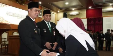 Bupati Jepara, Witiarso Utomo, memberikan selamat kepada pejabat yang menjalani rotasi di Gedung Shima Jepara pada Rabu, 9 September 2026. (Tomi Budianto/Harianmuria.com)