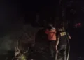 Tim pemadam kebakaran berupaya memadamkan api yang membakar kandang ayam di Dukuh Ngronggah, Desa Sempu, Kecamatan Kunduran, Kabupaten Blora, Selasa, 8 September 2026 malam. (dok for Lingkarjateng.id)