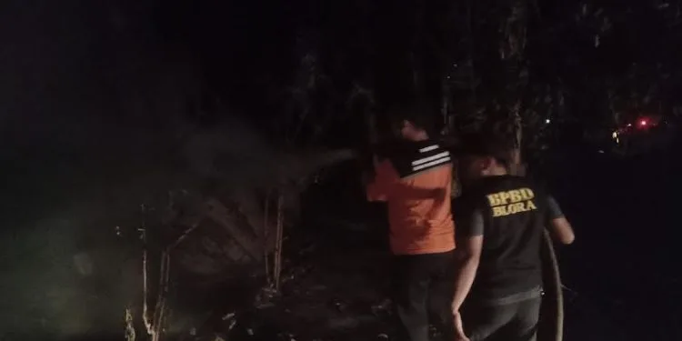 Tim pemadam kebakaran berupaya memadamkan api yang membakar kandang ayam di Dukuh Ngronggah, Desa Sempu, Kecamatan Kunduran, Kabupaten Blora, Selasa, 8 September 2026 malam. (dok for Lingkarjateng.id)
