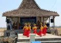 Anak-anak menampilkan tari tradisional dalam kegiatan Teras Desa di Desa Kunir, Kecamatan Dempet, Kabupaten Demak. (M. Burhanuddin Aslam/Lingkarjateng.id)
