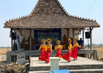 Anak-anak menampilkan tari tradisional dalam kegiatan Teras Desa di Desa Kunir, Kecamatan Dempet, Kabupaten Demak. (M. Burhanuddin Aslam/Lingkarjateng.id)