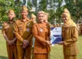 Wakil Wali Kota Salatiga Nina Agustin menyerahkan SK perpanjangan kontrak PPPK paruh waktu saat apel luar biasa, Senin, 28 September 2026. (Promkompim Setda Salatiga/Lingkarjateng.id)