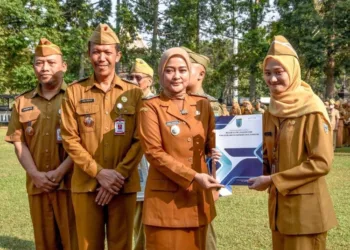 Wakil Wali Kota Salatiga Nina Agustin menyerahkan SK perpanjangan kontrak PPPK Paruh Waktu saat apel luar biasa, Senin, 28 September 2026. (Promkompim Setda Salatiga/Lingkarjateng.id)