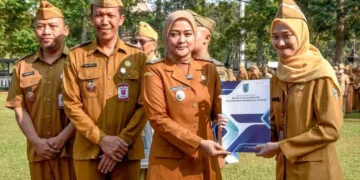Wakil Wali Kota Salatiga Nina Agustin menyerahkan SK perpanjangan kontrak PPPK paruh waktu saat apel luar biasa, Senin, 28 September 2026. (Promkompim Setda Salatiga/Lingkarjateng.id)