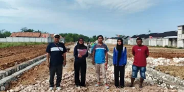 SURVEI: Pegawai Dinas Perumahan, Kawasan Permukiman, Perhubungan Kabupaten Blora survei lokasi perumahan. (dok for Lingkarjateng.id)