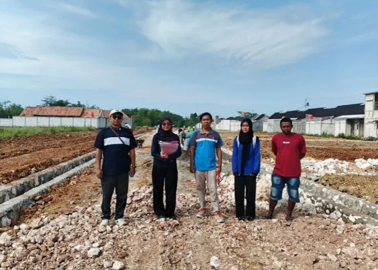 SURVEI: Pegawai Dinas Perumahan, Kawasan Permukiman, Perhubungan Kabupaten Blora survei lokasi perumahan. (dok for Lingkarjateng.id)