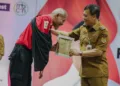 Gubernur Jawa Tengah, Ahmad Luthf, menyerahkan penghargaan kepada pendonor darah sukarela pada acara Temu Donor Darah Sukarela 2026, di Balairung Astina, UTC Convention Hotel, Kota Semarang, Selasa, 29 September 2026. (dok for Lingkarjateng.id)