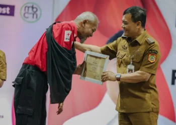 Gubernur Jawa Tengah, Ahmad Luthf, menyerahkan penghargaan kepada pendonor darah sukarela pada acara Temu Donor Darah Sukarela 2026, di Balairung Astina, UTC Convention Hotel, Kota Semarang, Selasa, 29 September 2026. (dok for Lingkarjateng.id)