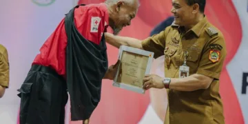 Gubernur Jawa Tengah, Ahmad Luthf, menyerahkan penghargaan kepada pendonor darah sukarela pada acara Temu Donor Darah Sukarela 2026, di Balairung Astina, UTC Convention Hotel, Kota Semarang, Selasa, 29 September 2026. (dok for Lingkarjateng.id)