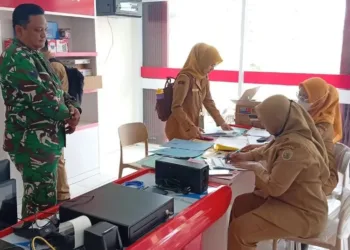 Tim Dinas Koperasi, UKM dan Tenaga Kerja Kabupaten Pekalongan melakukan verifikasi dan validasi kesiapan Gerai Koperasi Desa Merah Putih Karangdowo, Kecamatan Kedungwuni, Senin, 28 September 2026. (Fahri Akbar/Lingkarjateng.id)