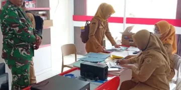 Tim Dinas Koperasi, UKM dan Tenaga Kerja Kabupaten Pekalongan melakukan verifikasi dan validasi kesiapan Gerai Koperasi Desa Merah Putih Karangdowo, Kecamatan Kedungwuni, Senin, 28 September 2026. (Fahri Akbar/Lingkarjateng.id)