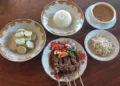 POTRET: Seporsi kuliner Kabupaten Kendal di warung Sate Bumbon Pak Aziz kawasan Kebondalem. (dok for Lingkarjateng.id)