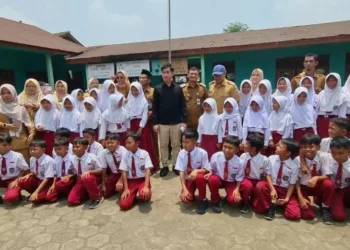 Wakil Presiden Gibran Rakabuming Raka berfoto bersama siswa sekolah saat mengecek penanganan kasus keracunan MBG di Kecamatan Bawang, Kabupaten Batang pada Senin, 28 September 2026. (dok for Lingkarjateng.id)