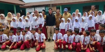 Wakil Presiden Gibran Rakabuming Raka berfoto bersama siswa sekolah saat mengecek penanganan kasus keracunan MBG di Kecamatan Bawang, Kabupaten Batang pada Senin, 28 September 2026. (dok for Lingkarjateng.id)