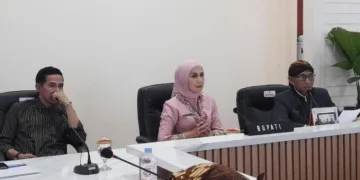Bupati Kendal, Dyah Kartika Permanasari (tengah), dalam rapat koordinasi tindak lanjut progress program KPK di Ruang Ngesti Widhi, Senin, 28 September 2026. (Anik Kustiani/Lingkarjateng.id)