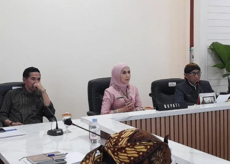 Bupati Kendal, Dyah Kartika Permanasari (tengah), dalam rapat koordinasi tindak lanjut progress program KPK di Ruang Ngesti Widhi, Senin, 28 September 2026. (Anik Kustiani/Lingkarjateng.id)